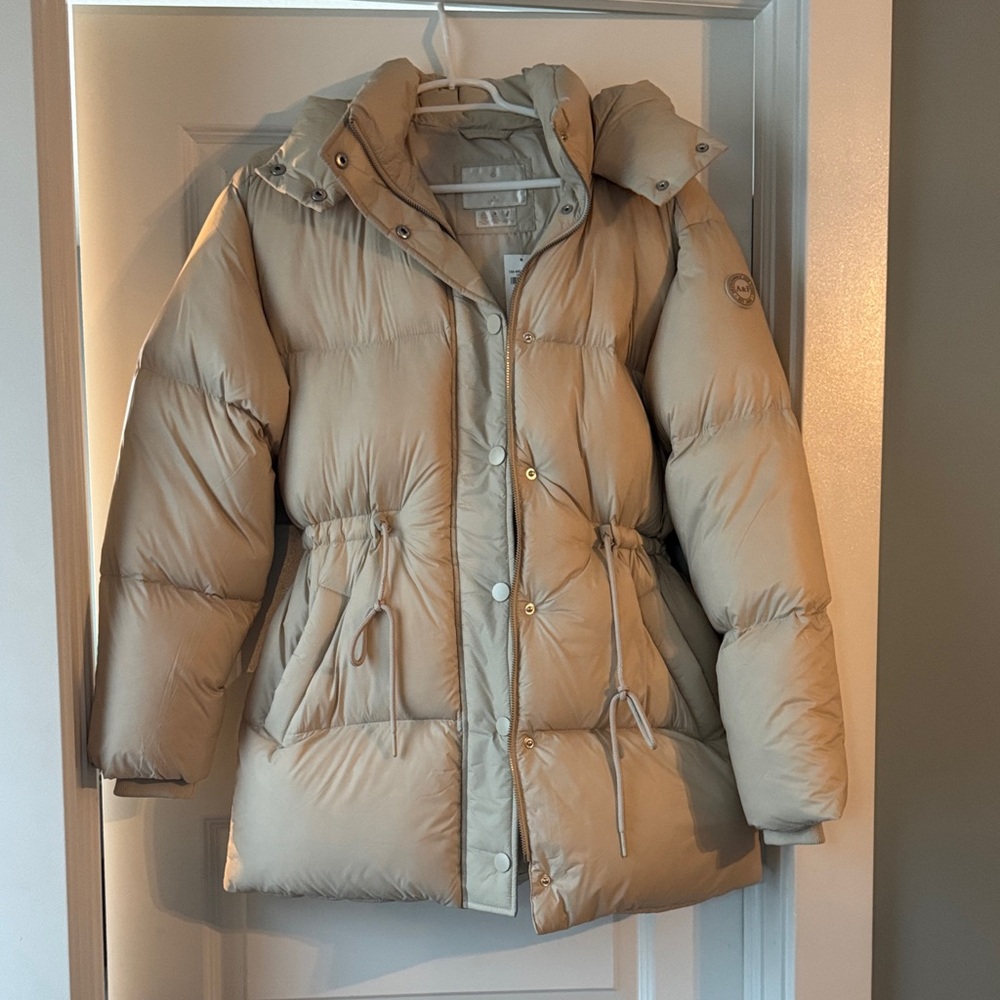 BNWT Abercrombie and Fitch Beige Puffer Jacket Small